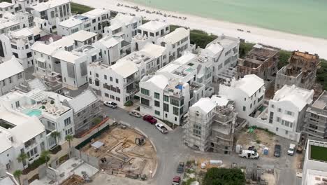 Gire-A-La-Derecha-En-Alys-Beach,-Florida,-Casas-Blancas-En-Construcción-Junto-Al-Mar.
