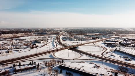 Verschneite-Autobahnkreuzung-An-Einem-Sonnigen-Wintertag-In-Kanada