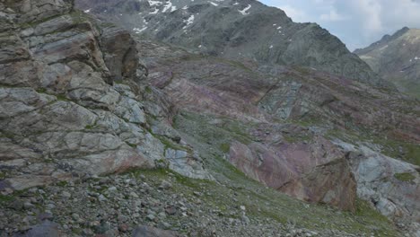 Felsiger-Berg-In-Der-Nähe-Des-Fellaria-Gletschers-In-Valmalenco,-Italien