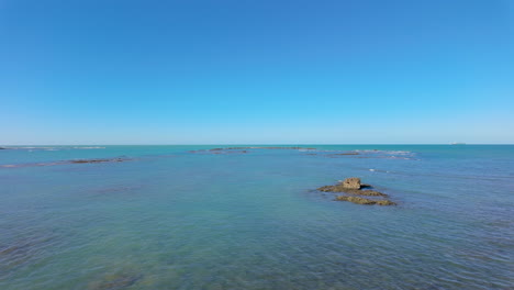 Crystal-clear-waters-along-the-shore-in-Cadiz,-Spain