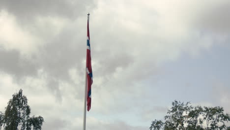 La-Bandera-Noruega-Ondea-Tranquilamente-En-El-Viento.