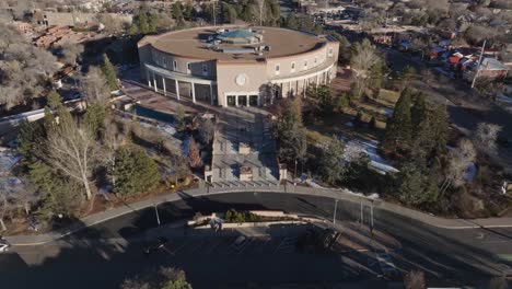 Edificio-Del-Capitolio-Del-Estado-De-Nuevo-México-En-Santa-Fe,-Nuevo-México-Con-Video-De-Drones-Inclinándose-Hacia-Arriba