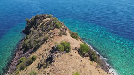 Drohnenvideo-über-Einer-Kleinen-Insel,-Umgeben-Von-Korallenriffen