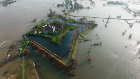 Überflutete-Ufer-Des-Flusses-Waal-Verursachen-Große-Überschwemmungen-Rund-Um-Die-Burg-Loevestein