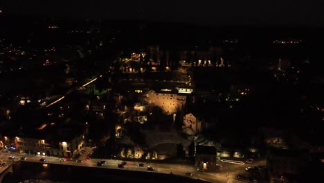 Im-Uhrzeigersinn-Rotierende-Luftaufnahme-Des-Nachts-Beleuchteten-Römischen-Theaters---Verona