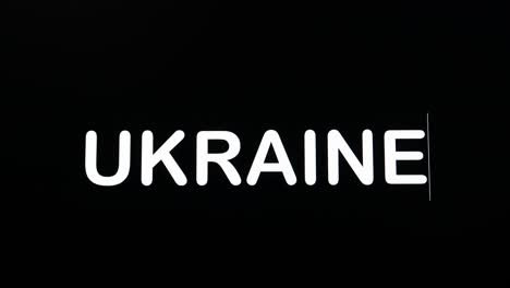 Geben-Sie-Die-Buchstaben-Der-Ukraine-In-Großbuchstaben-Und-Fettschrift-Ein,-Wie-Auf-Einem-Schwarzen-Hintergrund-Des-Computerbildschirms-Angezeigt