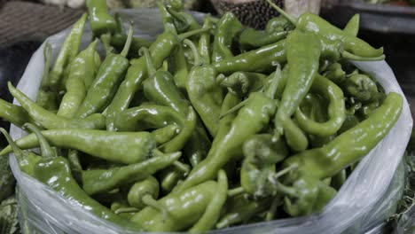 Frische-Grüne-Bio-Chili-Im-Gemüseladen-Zum-Verkauf-Am-Abend