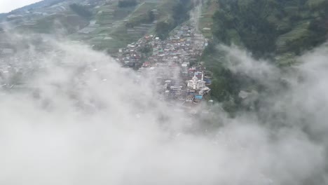 Vista-Aérea-Desde-El-Mirador-De-La-Mezquita,-Nepal-Van-Java,-Que-Es-Un-Pueblo-Turístico-En-Las-Laderas-Del-Monte-Sumbing,-Magelang,-Java-Central