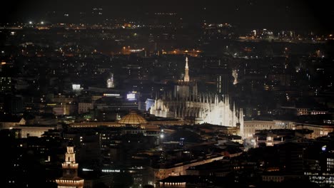 Duomo-De-Milán-Y-Galería-Brillando-Por-La-Noche,-Vista-Aérea