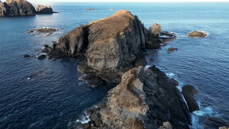 Vídeo-De-Drone-Sobre-Pequeñas-Islas-Rocosas-Panorámica-Hacia-Abajo-Al-Final