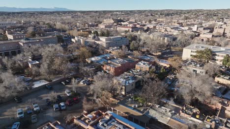Downtown-Santa-Fe,-New-Mexico-with-drone-video-moving-in