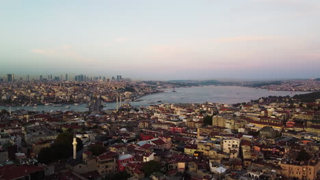 Vista-Del-Horizonte-Del-Paisaje-Urbano-De-Estambul-Durante-La-Hora-Dorada,-Turquía