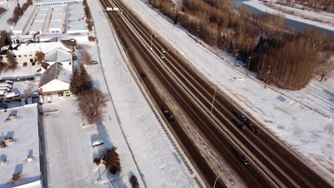 Luftperspektive-Des-Stark-Befahrenen-Deerfoot-Highway-In-Calgary-Im-Winter