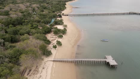 Vídeo-De-Drone-De-La-Playa-Y-El-Muelle-De-La-Isla-De-Komodo