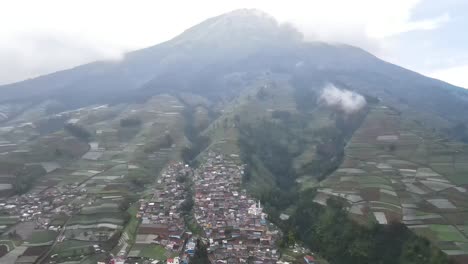 Luftaufnahme,-Nepal-Van-Java,-Ein-Touristendorf-An-Den-Hängen-Des-Mount-Sumbing,-Magelang,-Zentraljava