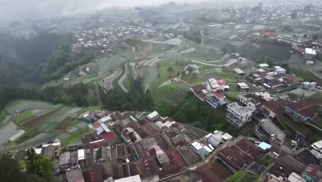 Luftaufnahme-Von-Häuserreihen-In-Nepal-Van-Java,-Einem-Touristendorf-An-Den-Hängen-Des-Mount-Sumbing,-Magelang,-Zentraljava