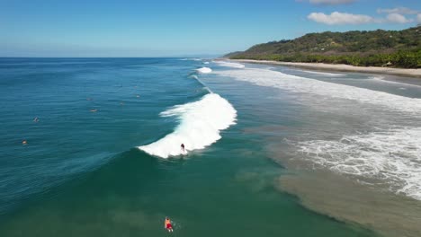 Ein-Surfer-Fängt-Die-Welle-An-Einem-Strand-In-Lateinamerika