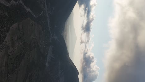 Vertikale-Luftaufnahme-über-Dem-Schattigen-Albanischen-Gebirgstal,-Heller-Himmelshintergrund