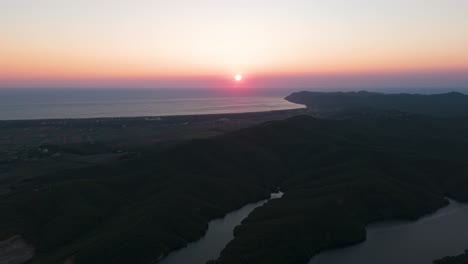 Bunter-Sonnenuntergang-über-Der-Adria-Und-Dramatischer-Schatten-Am-Hang-In-Küstennähe