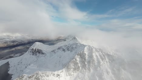 Sobrevolando-Las-Cimas-De-Las-Montañas-Durante-El-Invierno-En-El-Norte-De-Noruega.