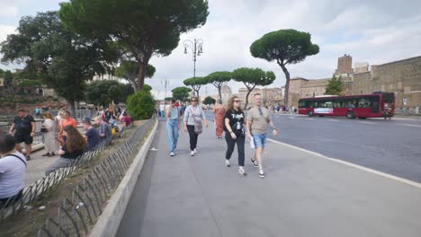 Rome-Immersive-POV:-Moving-In-Busy-Streets-to-Chiesa-Santi-Luca-e-Martina,-Italy,-Europe,-Walking,-Shaky,-4K-|-Crowd-Walking-Alongside-Road