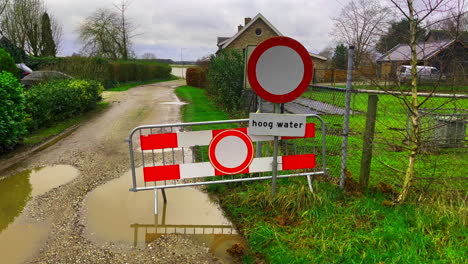Das-Betreten-Der-Straße-Ist-Aufgrund-Eines-Hochwasserschilds-Neben-Der-Niederländischen-Landstraße-Verboten