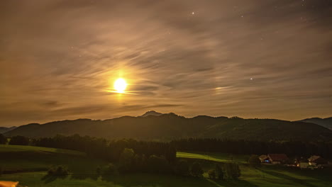Zeitraffer-Der-Bergigen-Attersee-Landschaft-Am-Abend-Mit-Sternen,-Die-Durch-Wolken-Gucken