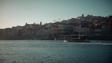 Ein-Traditionelles-Rabelo-Boot-Fährt-Durch-Den-Fluss-Douro-In-Der-Stadt-Porto