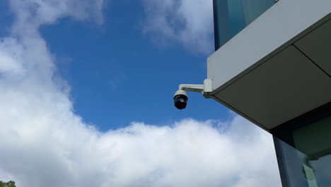 Überwachungskamera-Vor-Einem-Bewölkten-Himmel