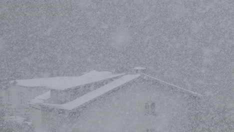 Ein-Heftiger-Schneesturm-Bedeckt-Ein-Haus,-Wodurch-Die-Szene-Fast-Monochromatisch-Und-Die-Sicht-Schlecht-Wird