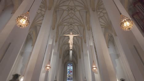 Caminando-Dentro-De-La-Catedral-Frauenkirche-En-Munich,-Baviera,-Alemania