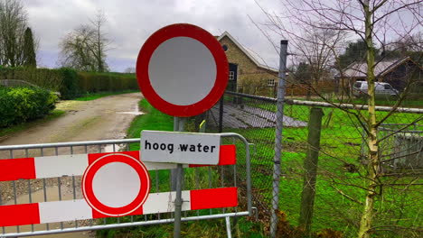 Schild-„Betreten-Verboten“-Aufgrund-Des-Hohen-Wasseranstiegs-In-Den-Niederlanden