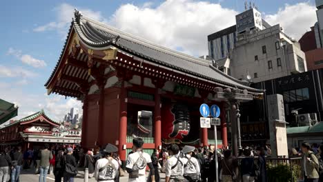 El-Kaminarimon-Es-El-Exterior-De-Dos-Grandes-Puertas-De-Entrada-Que-Finalmente-Conducen-Al-Sensō-ji-En-Asakusa-Con-Turistas-Que-Pasan.
