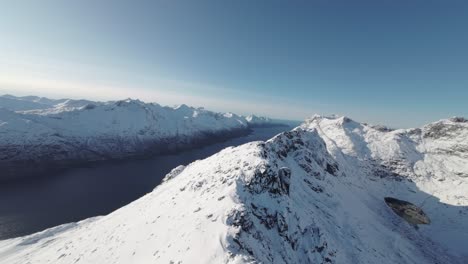 Schweben-über-Den-Fjorden-Entlang-Eines-Schneebedeckten-Bergrückens-Im-Norden-Norwegens