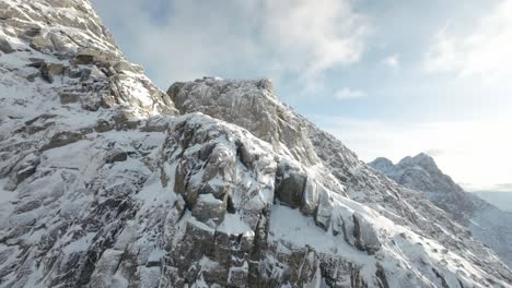 Ascendiendo-Una-Empinada-Ladera-De-Una-Montaña-En-El-Norte-De-Noruega-Durante-Un-Hermoso-Día-De-Invierno