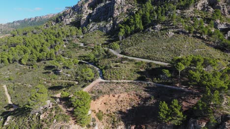 Vista-Aérea-De-La-Costa-Rocosa-De-Las-Montañas-Mediterráneas-De-Mallorca.
