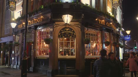 Die-Wunderschön-Beleuchtete-Fassade-Des-Cambridge-Pub-In-London