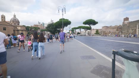 Punto-De-Vista-Inmersivo-En-Roma:-Moverse-Por-Calles-Concurridas-Hasta-Chiesa-Santi-Luca-E-Martina,-Italia,-Europa,-Caminar,-Tembloroso,-4k-|-Multitud-Etiqueta-Vendedor-Ambulante-Cerca-De-Ruinas