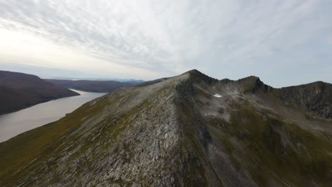 Ein-Entspannter-Flug-Entlang-Der-Berge-Im-Norden-Norwegens