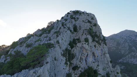 Luftaufnahme-Von-Mallorca,-Felsen-Auf-Einem-Berg,-Sonnenlichthintergrund