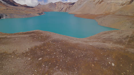 Luftaufnahme-Der-Höchstgelegenen-Annapurna-Seeregion-Der-Welt,-Der-Blaue-See-Spiegelt-Den-Himmel,-Wolken,-Hügel-Umgeben-Die-Schönheit-Des-Naturtourismus,-Das-Gelände-Hält-Die-Einheit-Nepals-4k