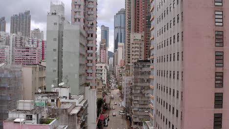Horizonte-De-Hong-Kong,-Vista-Panorámica-Diurna,-Antiguos-Edificios-Residenciales,-Rascacielos,-Puntos-De-Referencia,-Problemas-De-Vivienda,-Asia,-Ciudad-Superpoblada,-Casas-Pequeñas,-Toma-Aérea-Entre-Edificios,-Metrópoli-Llena-De-Gente