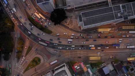 Stau-Am-Abend-In-Hongkong,-Autobahn,-Stark-Befahrene-Straßen,-Kwun-Tong-Umgehungsstraße,-überfüllte-Autobahn,-Hauptverkehrszeit,-Autos,-Busse,-Taxis,-Fahrzeuge,-Panoramablick-Von-Oben-Nach-Unten,-4K-Drohne,-Städtische-Stadtlandschaft,-Überbevölkerung