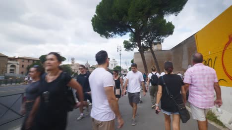 Punto-De-Vista-Inmersivo-En-Roma:-Moverse-Por-Calles-Concurridas-Hasta-Chiesa-Santi-Luca-E-Martina,-Italia,-Europa,-Caminar,-Tembloroso,-4k-|-Turistas-Caminando-Por-Una-Acera-Muy-Concurrida