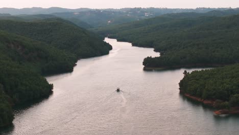 Kleines-Touristenboot-Schwimmt-Auf-Dem-Fluss-Durch-Das-Tropische-Gebirgstal,-Albanien
