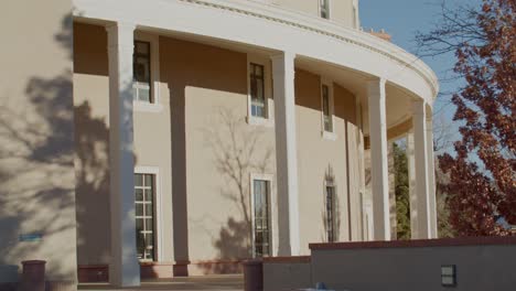Außenansicht-Des-New-Mexico-State-Capitol-Gebäudes-In-Santa-Fe,-New-Mexico,-Mit-Nach-Unten-Geneigtem-Video