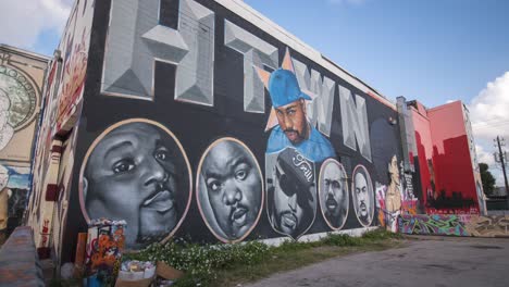Zeitraffer-Des-Bewölkten-Himmels-über-Der-Graffiti-Wand-In-Houston,-Texas
