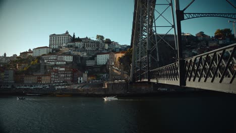 Epische-Dammbrücke-Im-Hafen-Von-Porto,-Portugal,-In-Der-Abenddämmerung,-Goldene-Stunde