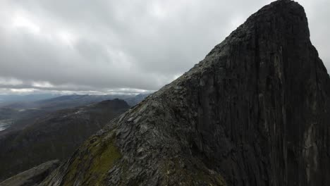 Ascendiendo-La-Montaña-De-Store-Blåmann-A-Lo-Largo-De-Una-De-Sus-Crestas
