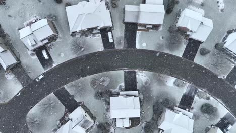 Snow-flurries-laying-on-houses-and-homes-in-USA-neighborhood